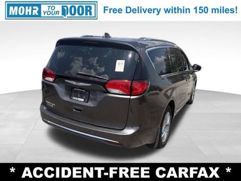 Used 2017 Chrysler Pacifica Touring-L Plus w/ Advanced Safetytec Group FWD image 6