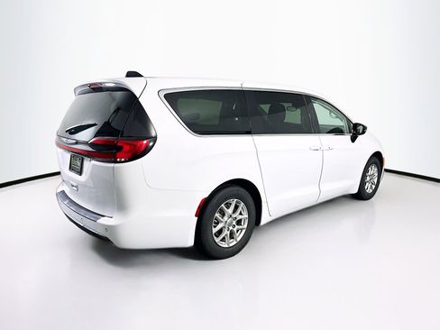 Used 2024 Chrysler Pacifica Touring-L image 9