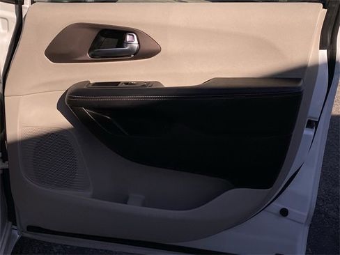 Used 2023 Chrysler Voyager LX image 31