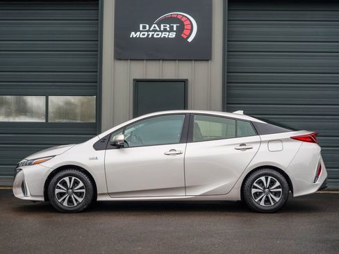 Used 2017 Toyota Prius Prime Premium image 4