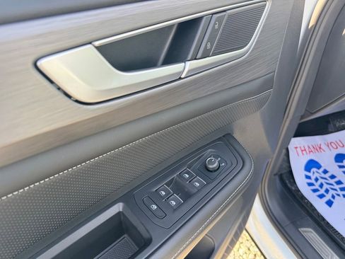 Used 2024 Volkswagen Atlas Cross Sport SE image 25