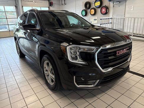 Used 2024 GMC Terrain SLE w/ Driver Convenience Package image 1