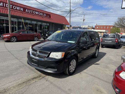Used 2019 Dodge Grand Caravan SE w/ UConnect Hands-Free Group FWD image 3