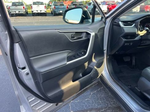 Used 2022 Toyota RAV4 LE AWD/4WD image 5
