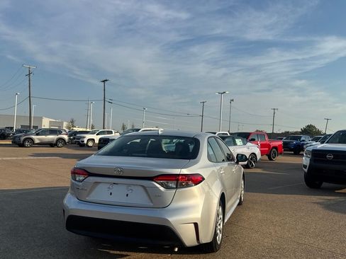 Used 2025 Toyota Corolla LE FWD image 19
