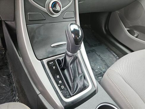 Used 2015 Hyundai Elantra SE FWD image 18