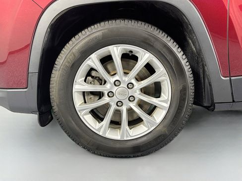 Used 2019 Jeep Cherokee Latitude w/ Cold Weather Group image 30