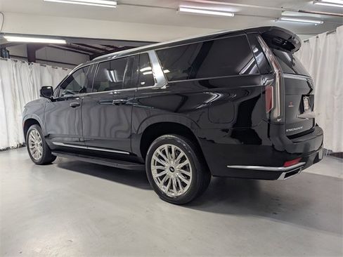 Used 2023 Cadillac Escalade ESV Premium Luxury image 4