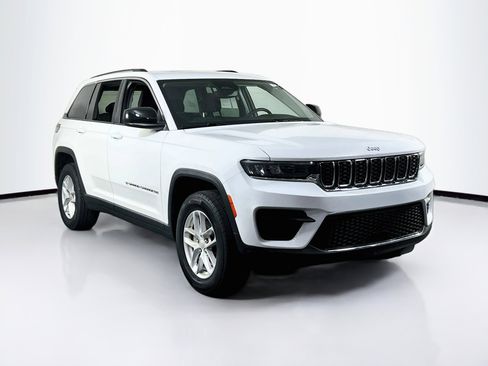 Used 2023 Jeep Grand Cherokee Laredo w/ Luxury Tech Group I AWD/4WD image 3