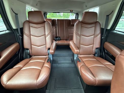 Used 2019 Cadillac Escalade Luxury AWD/4WD image 16