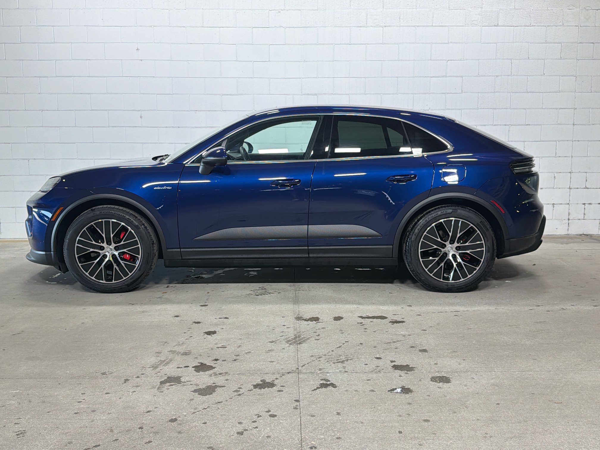 Certified 2026 Porsche Macan 4S Electric AWD/4WD image 2