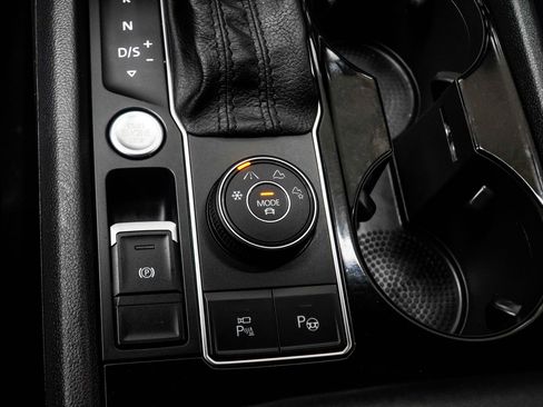 Used 2020 Volkswagen Atlas Cross Sport SEL Premium R-Line AWD/4WD image 20