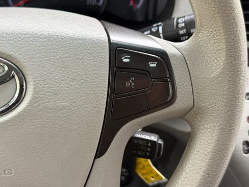 Used 2014 Toyota Sienna LE AWD/4WD image 13
