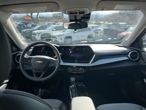 Used 2025 Chevrolet Trax LT image 27