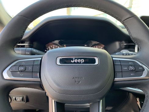 Used 2025 Jeep Compass Latitude image 27