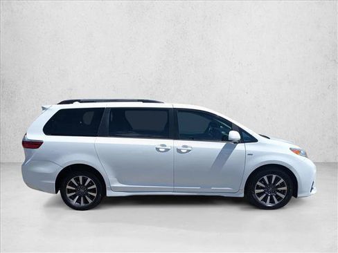 Used 2018 Toyota Sienna LE w/ Carpet Mat Package AWD/4WD image 4