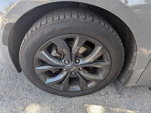Used 2020 Chrysler Pacifica Touring w/ S Appearance Package FWD image 5