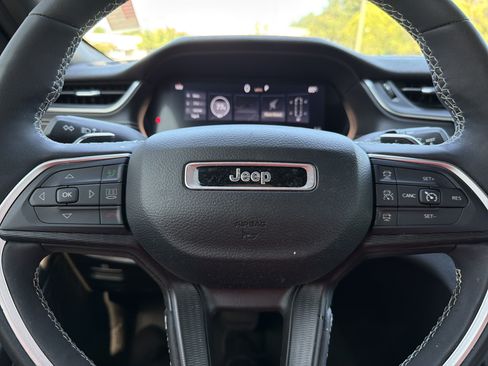 Used 2023 Jeep Grand Cherokee Altitude AWD/4WD image 10