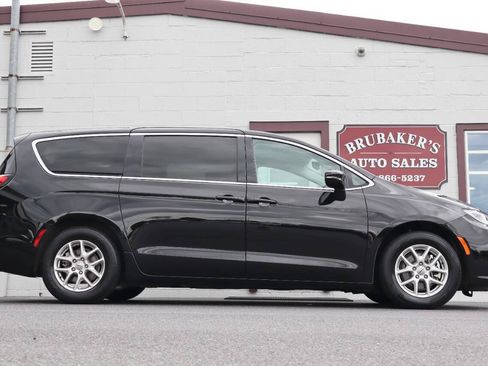 Used 2024 Chrysler Pacifica Touring-L FWD image 1