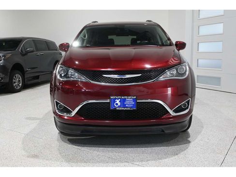 Used 2018 Chrysler Pacifica Touring-L FWD image 4