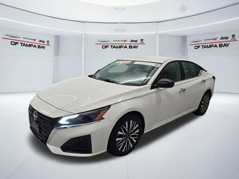 Used 2024 Nissan Altima 2.5 SV FWD image 2