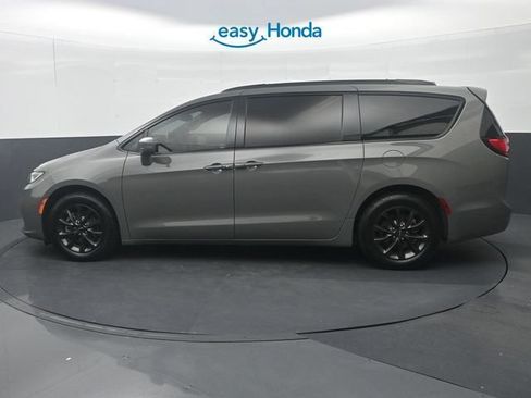 Used 2021 Chrysler Pacifica Touring-L w/ Uconnect Theater Family Group FWD image 4