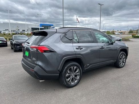 Used 2022 Toyota RAV4 XLE Premium AWD/4WD image 6
