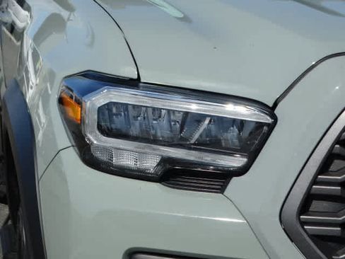 Used 2022 Toyota Tacoma TRD Off-Road w/ TRD Premium Off Road Package AWD/4WD image 5