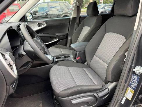 Used 2025 Kia Soul LX w/ LX Technology Package FWD image 8