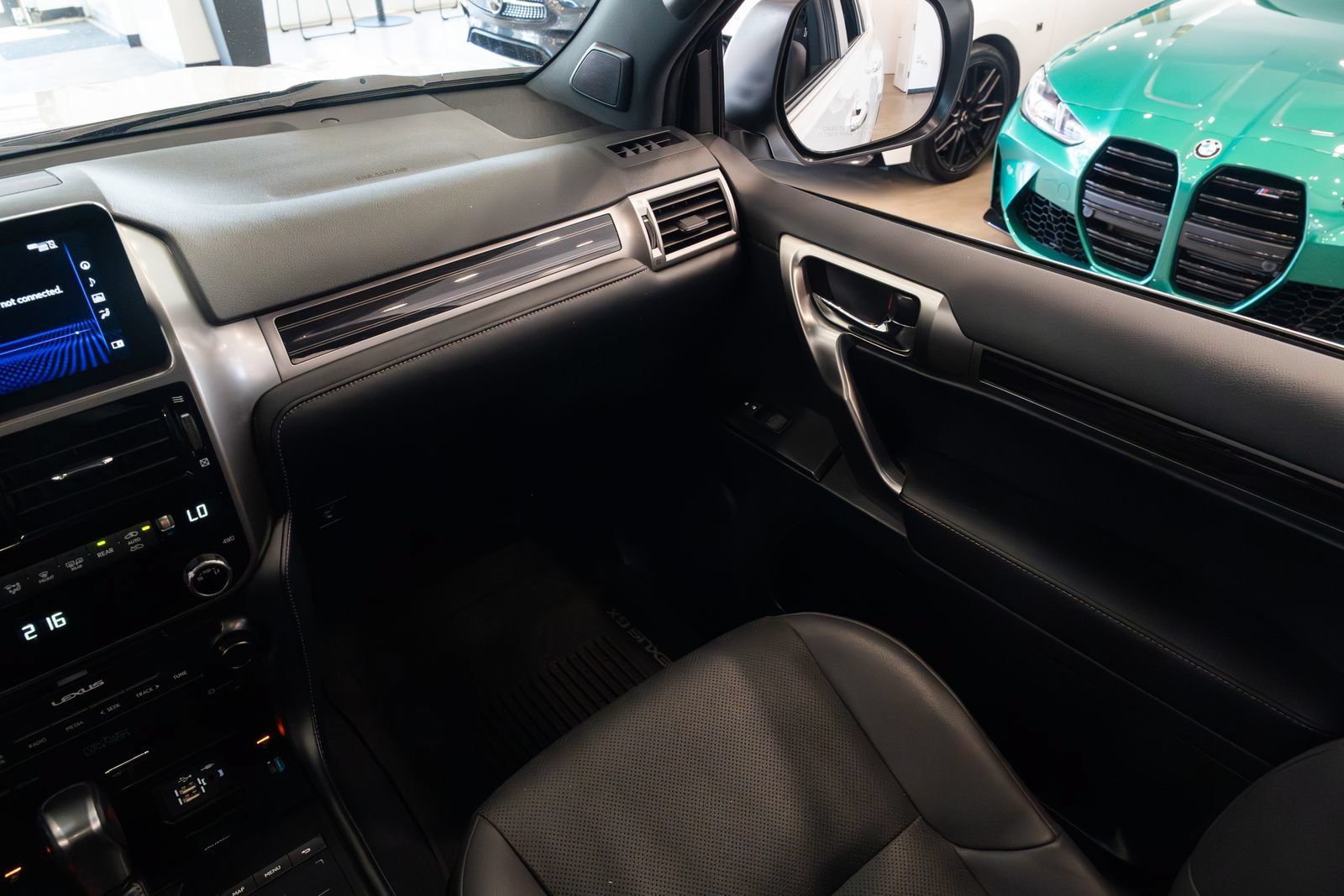 Used 2023 Lexus GX 460 Premium w/ Accessory Package AWD/4WD image 9