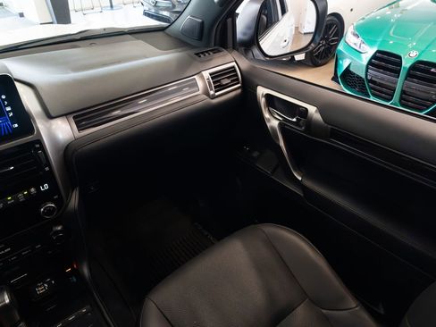 Used 2023 Lexus GX 460 Premium w/ Accessory Package AWD/4WD image 9