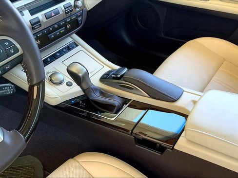 Used 2018 Lexus ES 350 w/ Luxury Package w/Wood Trim FWD image 17