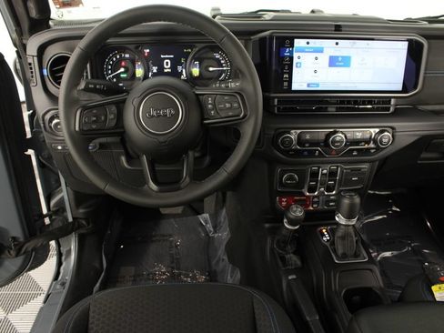 Used 2025 Jeep Wrangler Unlimited Rubicon 4xe AWD/4WD image 10