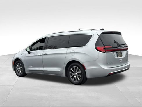 Used 2023 Chrysler Pacifica Pinnacle FWD image 7