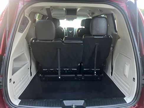 Used 2013 Chrysler Town & Country Touring FWD image 10