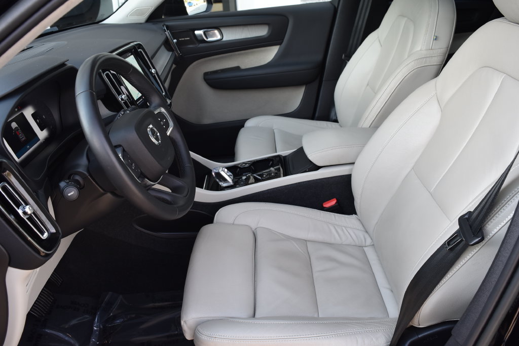 Used 2023 Volvo XC40 B4 Ultimate FWD image 8