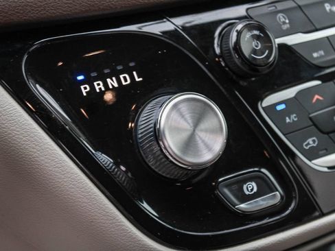 Used 2018 Chrysler Pacifica Touring-L w/ Tire & Wheel Group FWD image 19