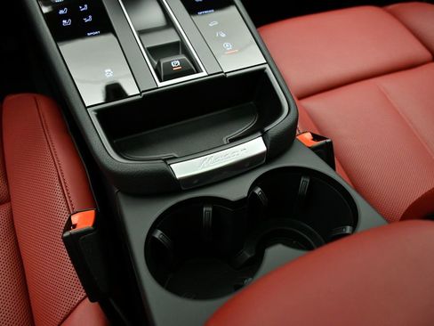 Used 2025 Porsche Macan Turbo image 33