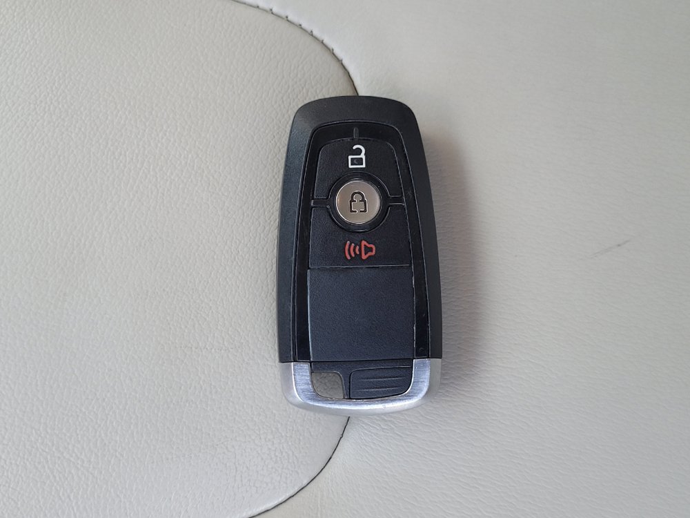 Used 2018 Ford Edge SEL w/ Ford Safe & Smart Package FWD image 32