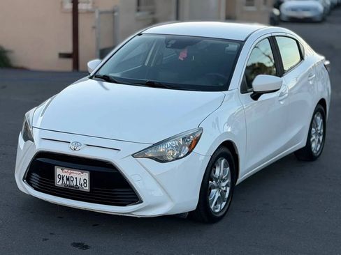 Used 2017 Toyota Yaris iA image 5