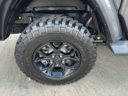 New 2025 Jeep Gladiator Sport image 9