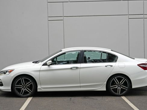Used 2017 Honda Accord Sport image 40