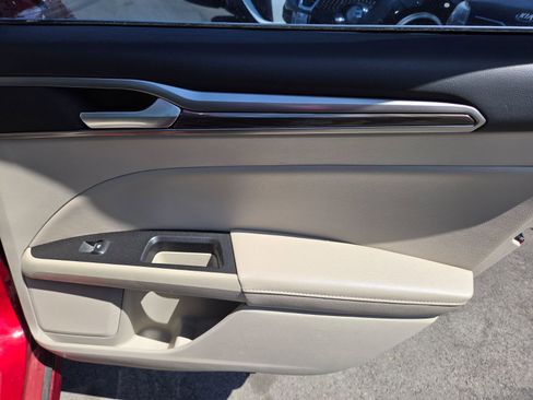 Used 2017 Ford Fusion SE w/ Fusion SE Technology Package image 12