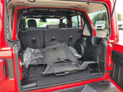 Used 2025 Jeep Wrangler Unlimited Sahara AWD/4WD image 8