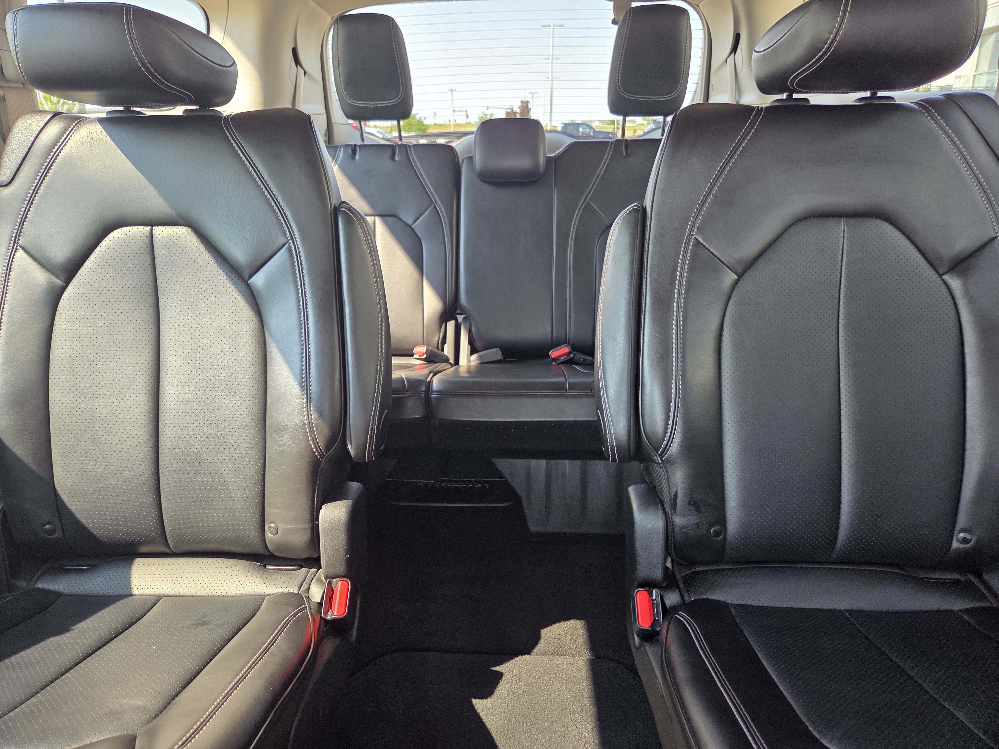 Used 2024 Chrysler Pacifica Touring-L FWD image 13