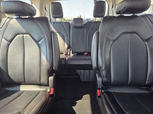 Used 2024 Chrysler Pacifica Touring-L FWD image 13