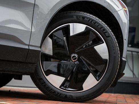 New 2025 Volvo EX30 Plus w/ Climate Package image 3