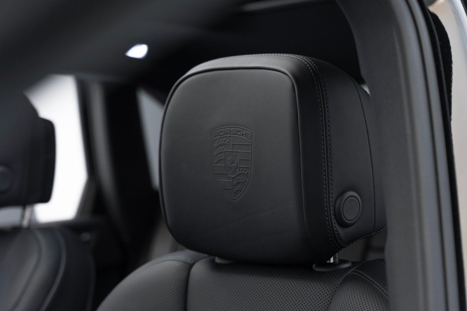 Certified 2024 Porsche Macan AWD/4WD image 15