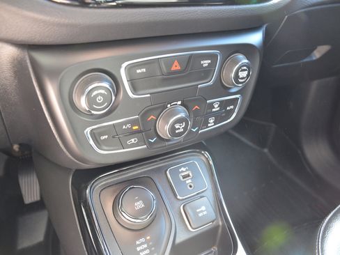 Used 2020 Jeep Compass Latitude image 13