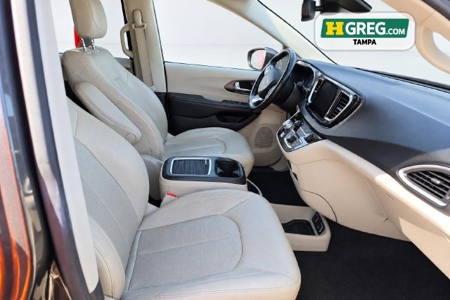 Used 2021 Chrysler Pacifica Touring-L FWD image 11